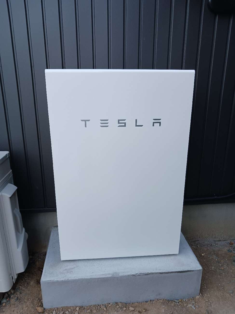 蓄電池テスラ Powerwall13.5kwの設置工事をしました！ 画像