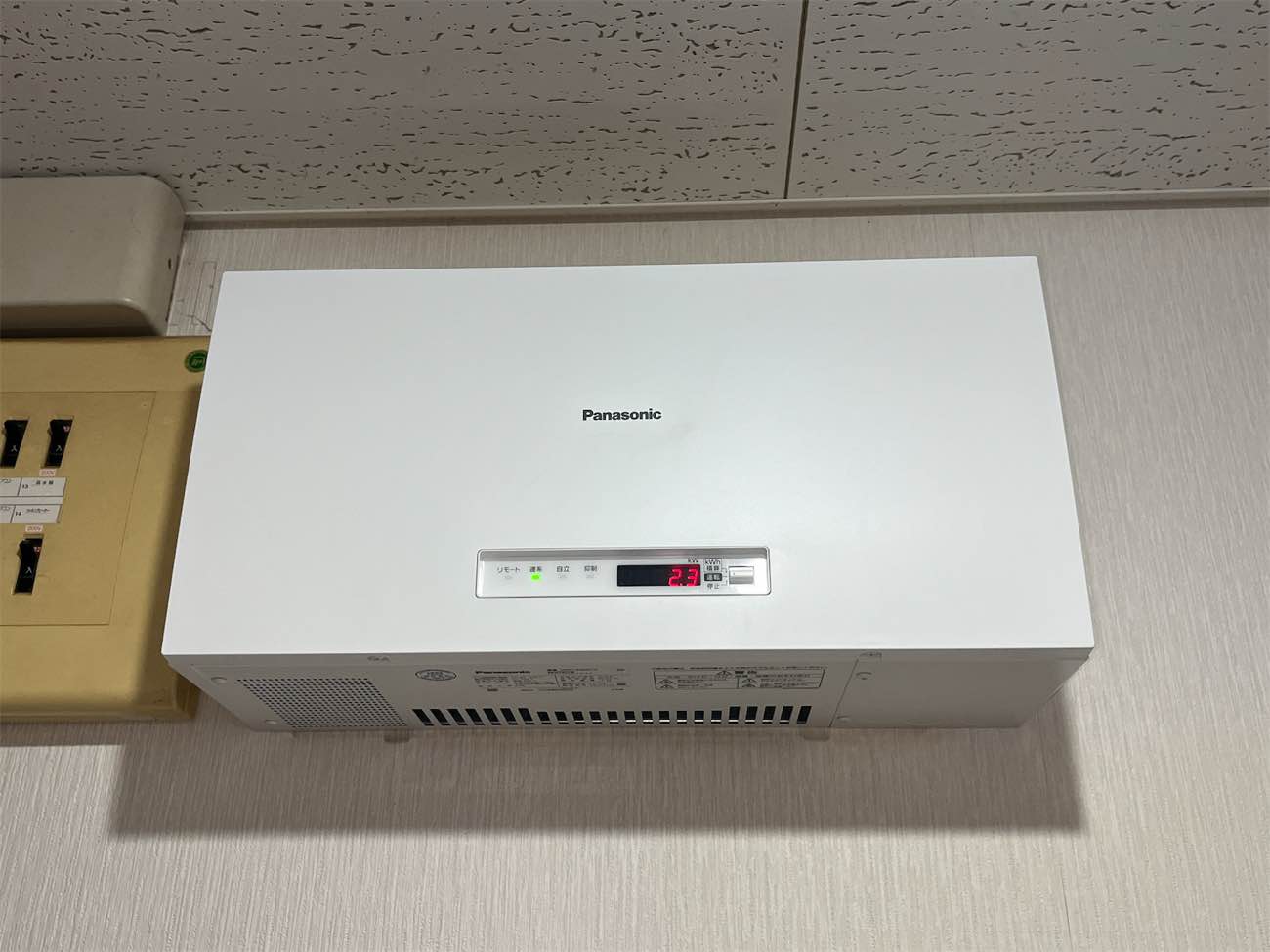 パワーコンディショナの交換作業を行いました。 画像