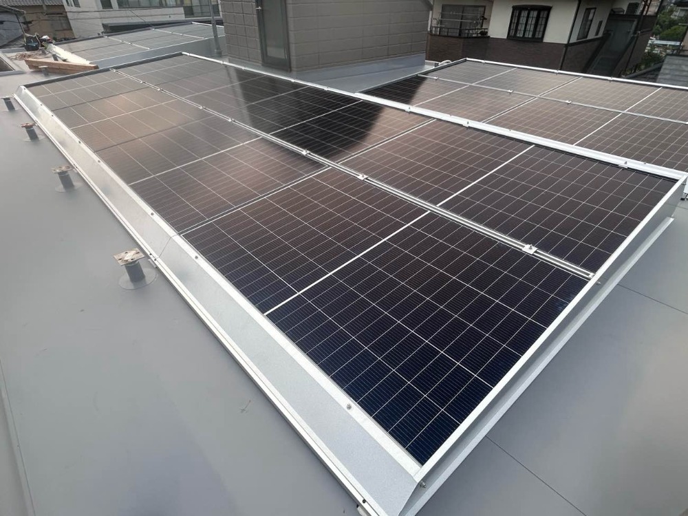 陸屋根架台工法で太陽光の工事をさせていただきました! 画像