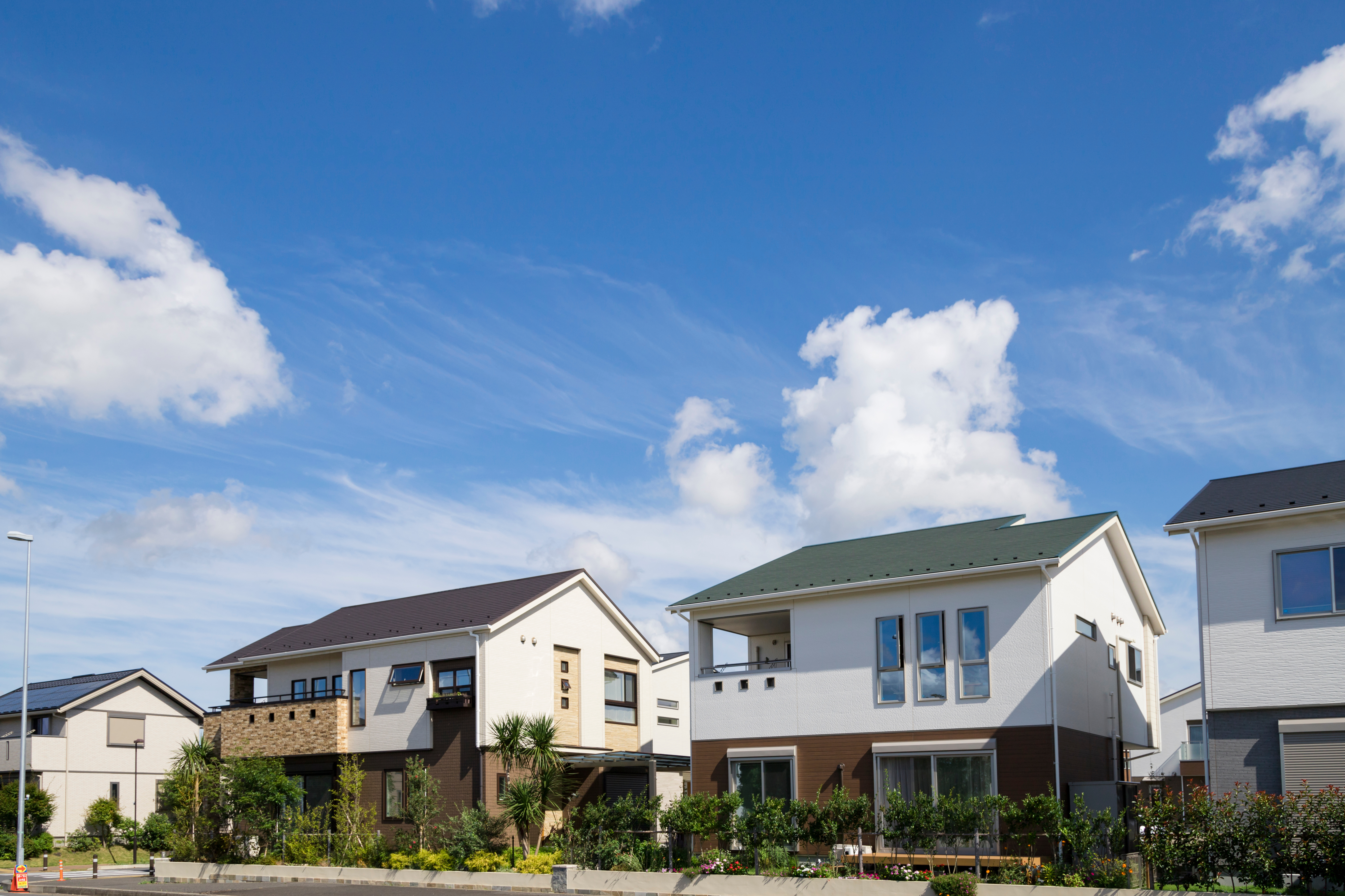 なぜ北向き屋根や住宅密集地で“防眩パネル”が注目されるのか?