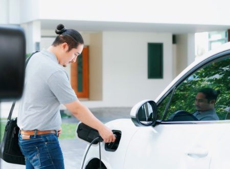 EV車　充電中　写真