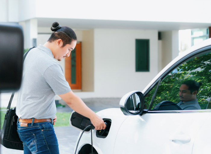 EV車　充電中　写真