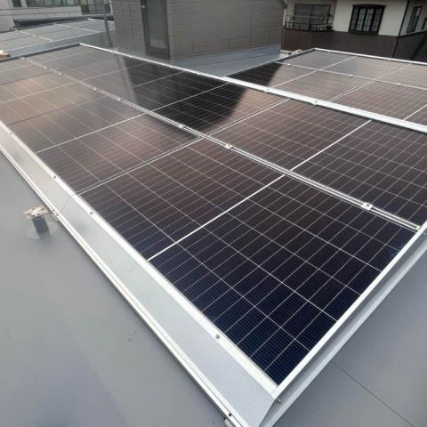 陸屋根架台工法で太陽光の工事をさせていただきました！ アイキャッチ画像